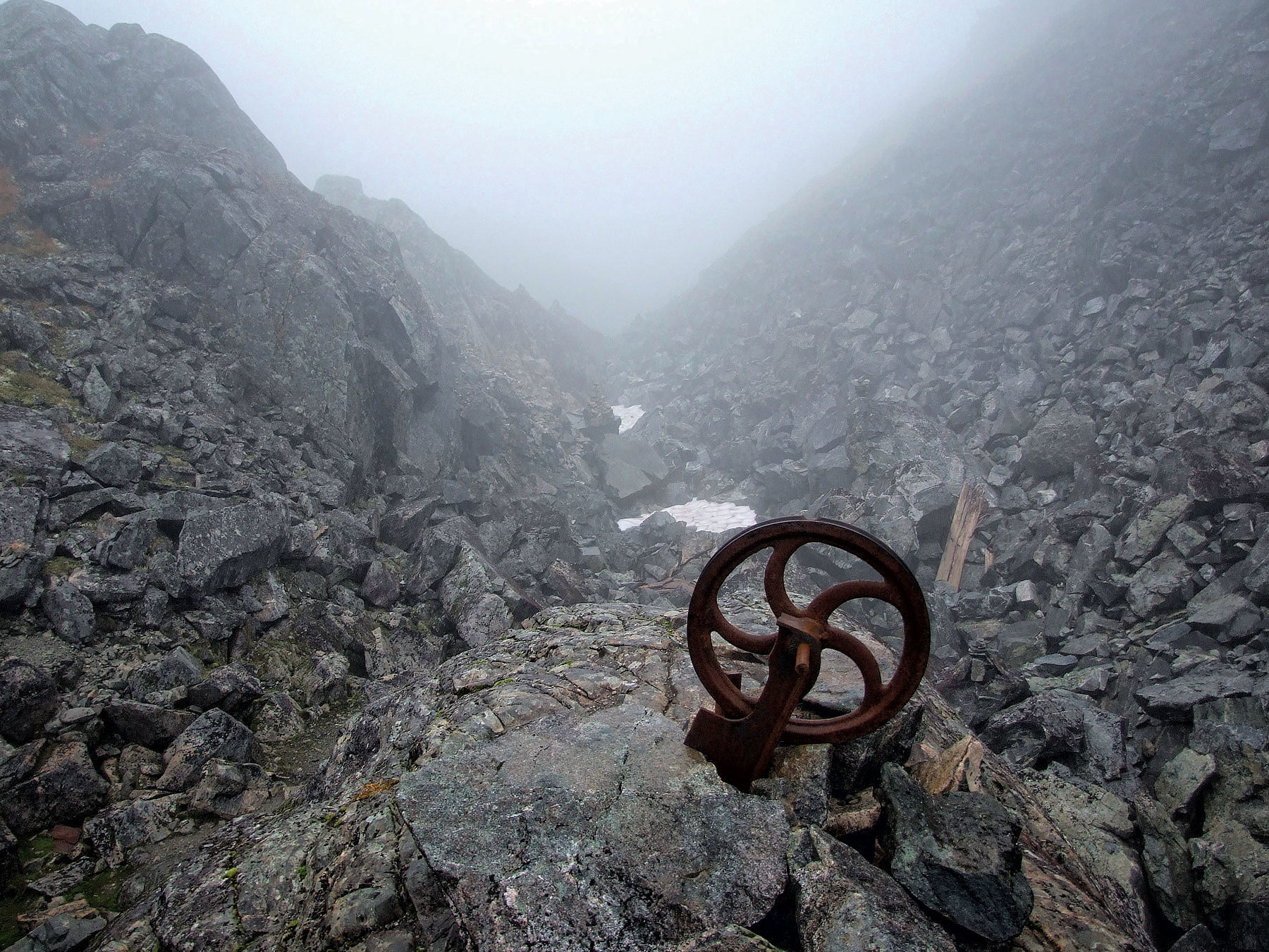 Vrchol Chilkoot Pass (1100 m n.m.) utopený v mlze a dešti se sněhem - státní hranice mezi USA a Kanadou.