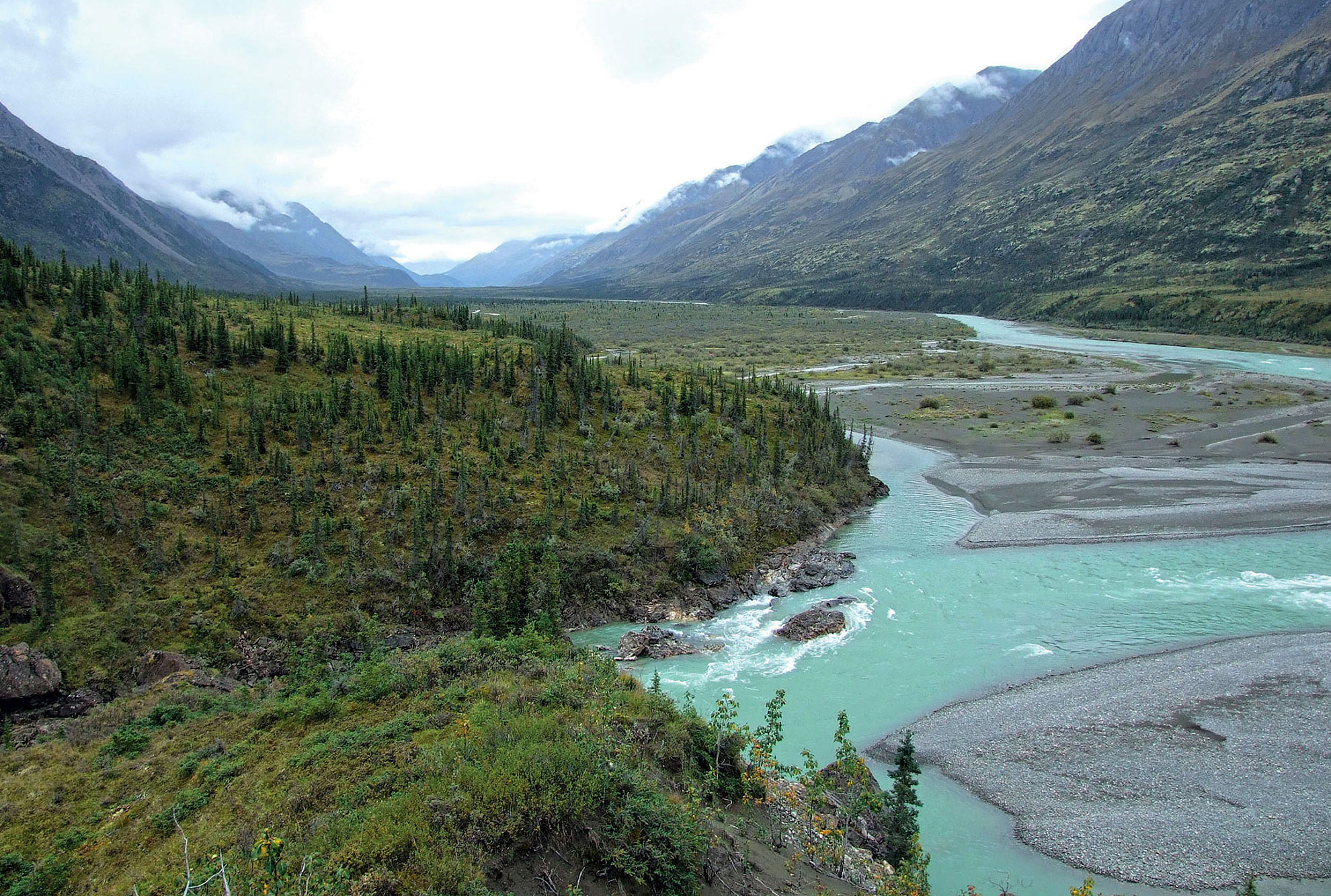 A pak je letadlo pryč, hrobové ticho, v dálce se zařezává do krajiny pravěké koryto Snake River a kolem nás na všechny strany 600 km absolutní divočiny. Ještě startovací fotka na památku a ozdravný pobyt může začít.